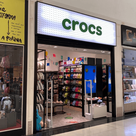 Imagem de interna da loja crocs