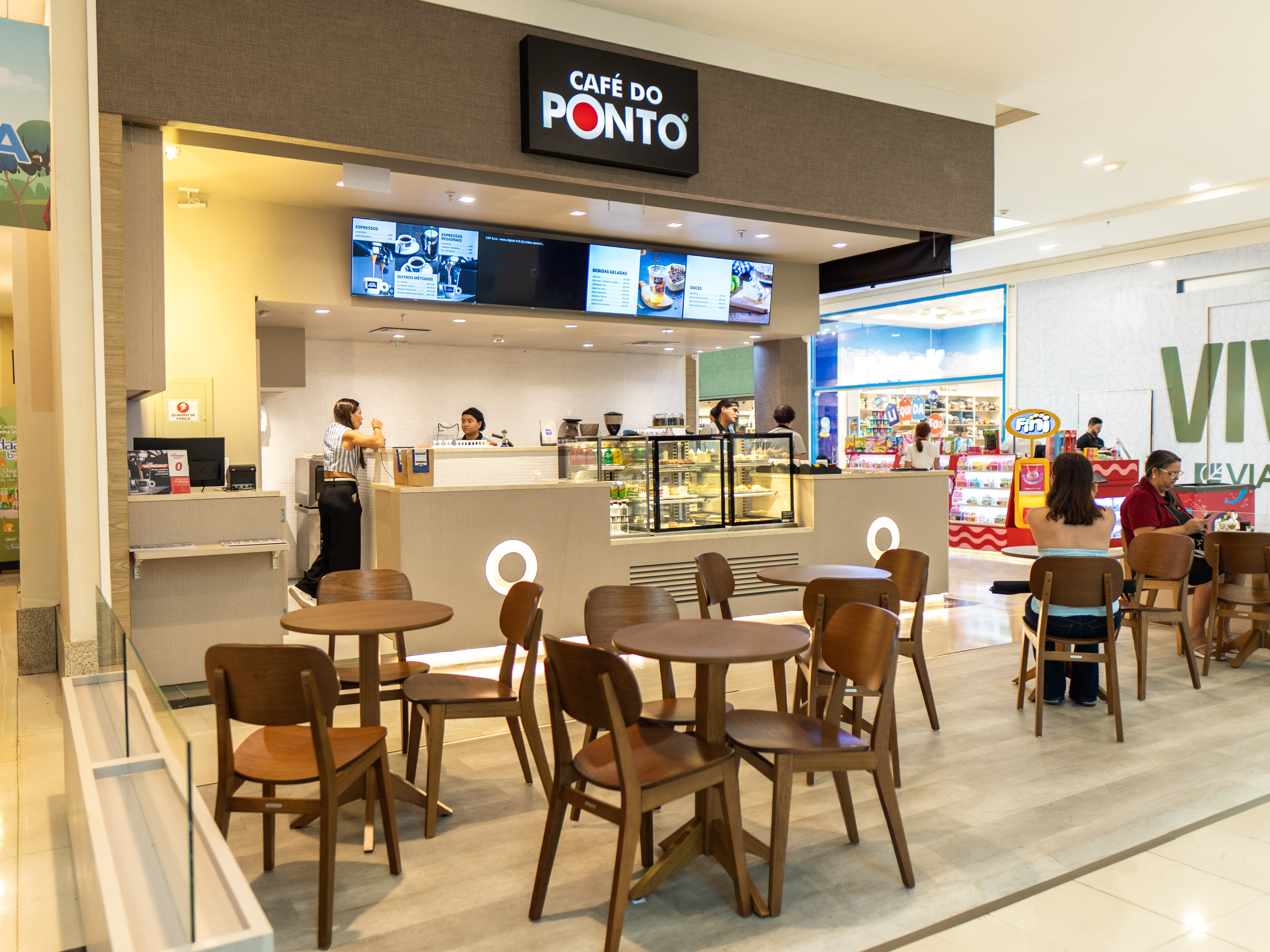Imagem de interna da loja café do ponto